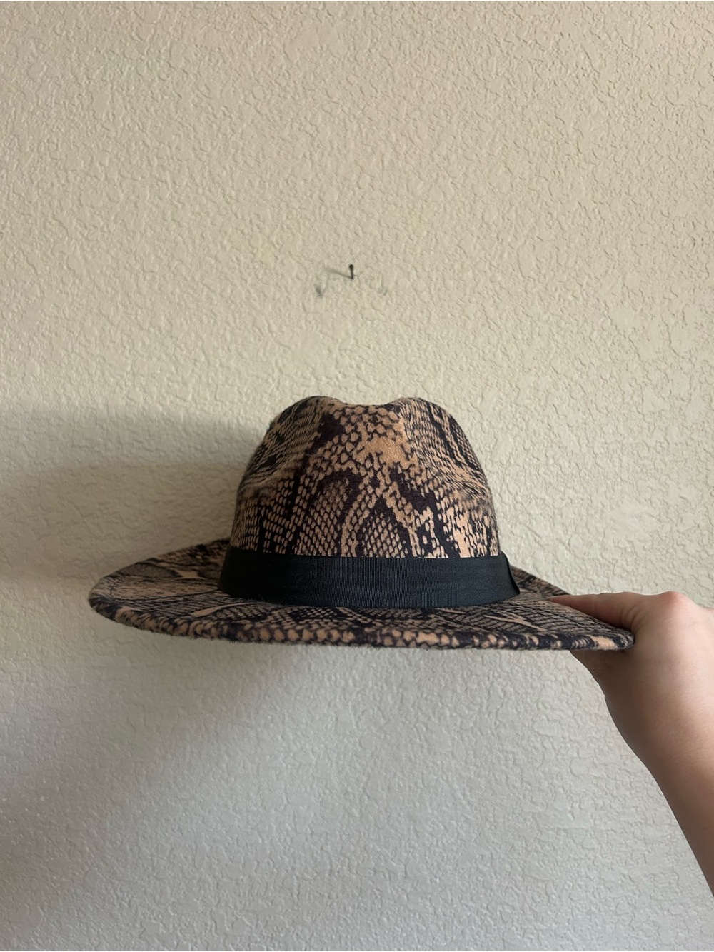 Like New Brown and Black Snake Skin Fedora Women’s - Picture 8 of 8